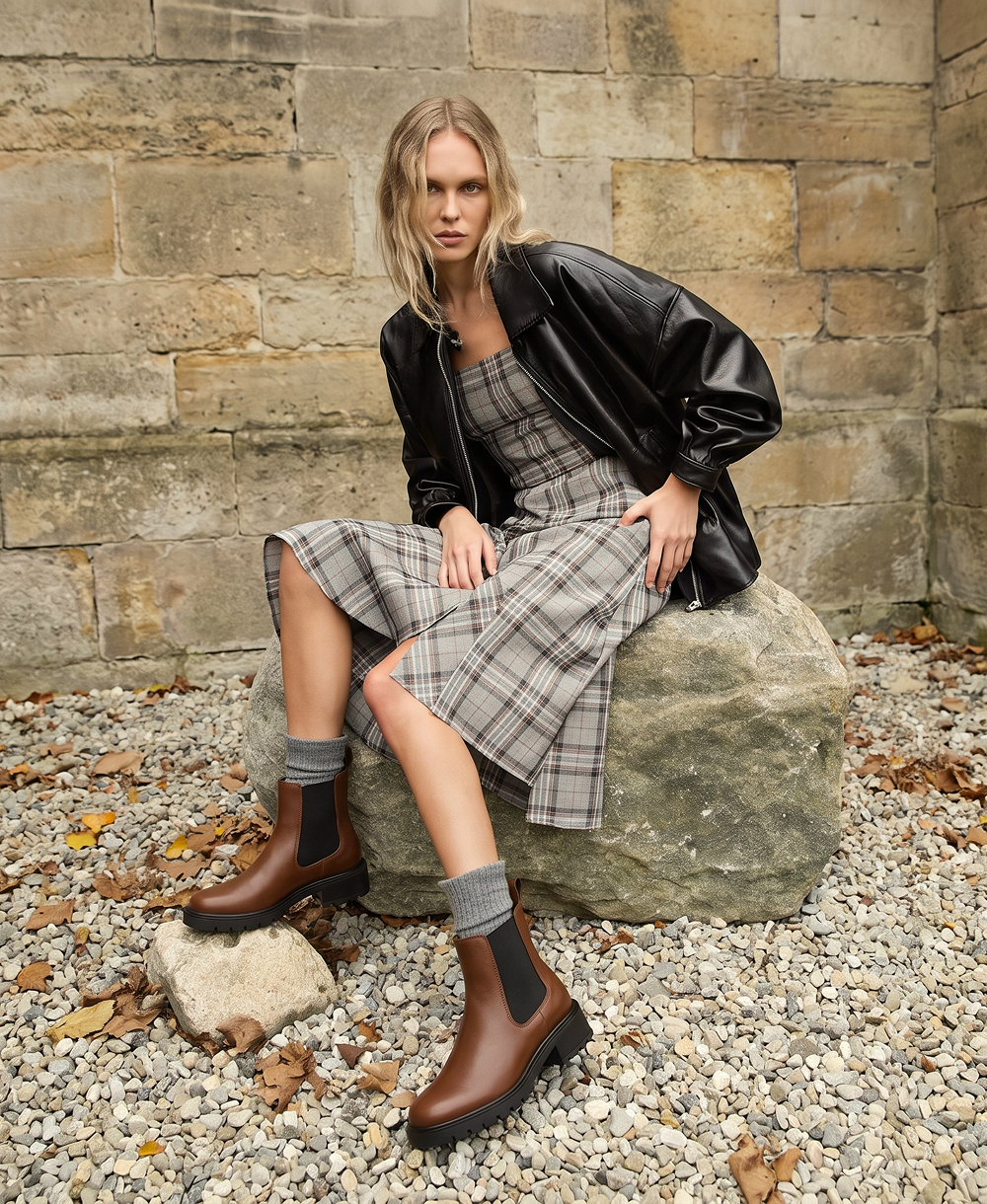 Chelsea Lug Sole Boot-3